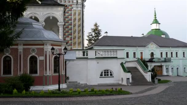 La Trinidad Lavra de San Sergio es el monasterio ruso más importante y el centro espiritual de la Iglesia ortodoxa rusa. Sergiev Posad, Rusia. — Vídeo de stock