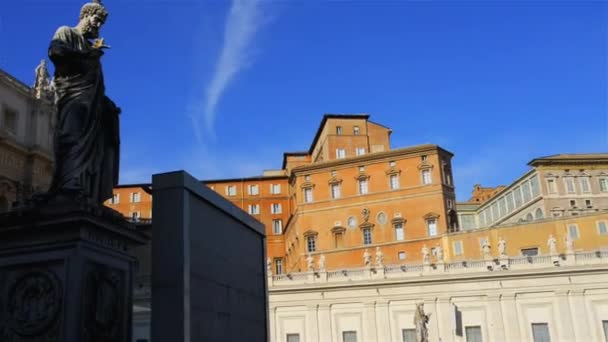 Der Petersplatz ist ein großer Platz direkt vor der Peterbasilika in der vatikanischen Stadt, der päpstlichen Enklave innerhalb Roms, direkt westlich des Viertels oder rione of borgo. — Stockvideo