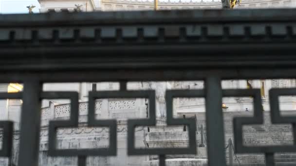 Altare della Patria, ist ein Denkmal, das zu Ehren von Viktor Emmanuel, dem ersten König des vereinigten Italiens, in Rom, Italien, errichtet wurde. Es befindet sich zwischen der Piazza Venezia und dem Kapitolinischen Hügel. — Stockvideo