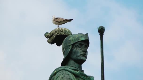 Statua equestre di Re Giovanni I in Piazza Figueira, Lisbona, Portogallo . — Video Stock