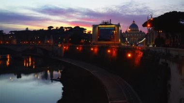 Ponte Vittorio Emanuele İtalya 'nın Tiber kentinde, Roma' nın tarihi merkezini Roma Pons Neronianus yakınlarındaki Rione Borgo ve Vatikan şehrine bağlayan köprü..
