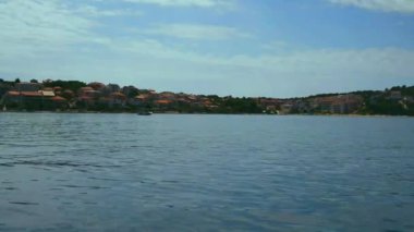 Trogir tarihi liman Split-Dalmaçya County, Hırvatistan Adriyatik kıyısındaki yeri. Trogir Hırvat anakara ve Ciovo Adası arasında yer almaktadır. 27 kilometre batısında Split şehir yatıyor.