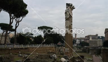 Santi Luca e Martina, Roma Forumu ile Sezar Forumu ve Septimus Severus Kemeri arasında yer alan bir kilisedir. M.S. 228 'de İmparator Alexander Severus' ta şehit oldu..