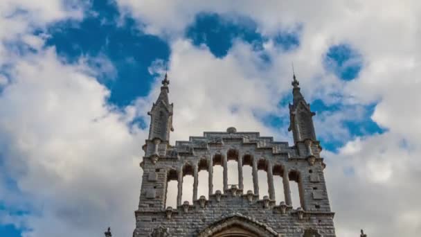 Timelapse: Iglesia de Sant Bartomeu (San Bartolomé) orientada al este de la Placa está flanqueada por ajuntament (ayuntamiento) y Banco de Sóller, Mallorca, por el arquitecto catalán Joan Rubio Bellver — Vídeo de stock