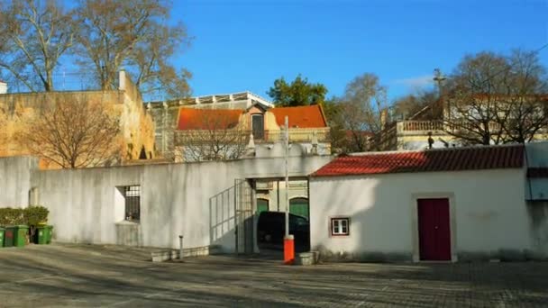 Kostel nebo klášter Sao Vicente de Fora (klášter ze St. Vincent mimo zdi) je 17. století kostela a kláštera v městě Lisabon, Portugalsko. Královský Panteon Braganzy panovníků. — Stock video