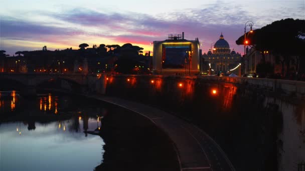 Ponte Vittorio Emanuele İtalya 'nın Tiber kentinde, Roma' nın tarihi merkezini Roma Pons Neronianus yakınlarındaki Rione Borgo ve Vatikan şehrine bağlayan köprü.. — Stok video