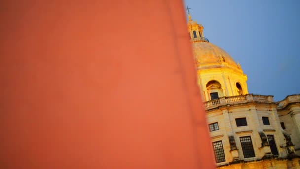 Kostel Santa Engracia je pomník 17. století v Lisabonu, Portugalsko. Ve 20.století byla přeměněna na národní Pantheon. Čtvrť Alfama, nedaleko kláštera Sao Vicente de Fora. — Stock video
