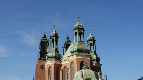 St. Peter ve St. Paul Poznan Archcathedral Bazilikası Polonya'daki en eski kiliselerinden biri. Bu ada Ostrow Tumski Kuzey-Doğu şehir merkezinin standları. — Stok video