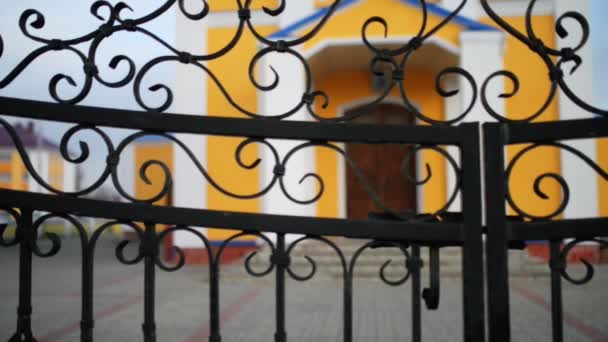 Puertas de hierro forjado en la Iglesia Ortodoxa de intercesión de la Santísima Virgen. Ivanava (Ivanovo, Janow Poleski) es una ciudad en la región de Brest de Bielorrusia, un centro administrativo del distrito de Ivanava. . — Vídeos de Stock