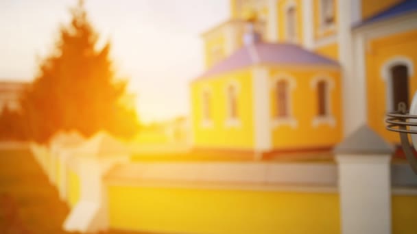 Farola cerca de la Iglesia Ortodoxa de la Intercesión de la Santísima Virgen. Ivanava (Ivanovo, Janow Poleski) es una ciudad en la región de Brest de Bielorrusia, un centro administrativo del distrito de Ivanava. . — Vídeos de Stock