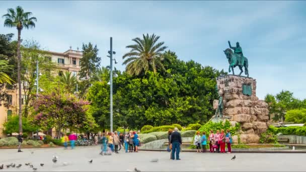 タイムラプス 4 k: パルマ ・ デ ・ マヨルカ王ジャウメ Iii、スペインのバレアレス諸島への記念碑とプラザ デ エスパーニャ. — ストック動画