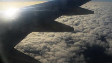 Deniz seviyesinden 7000 m yükseklikte kalın beyaz bulutlar üzerinde uçak uçar.