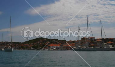 Trogir tarihi liman Split-Dalmaçya County, Hırvatistan Adriyatik kıyısındaki yeri. Trogir Hırvat anakara ve Ciovo Adası arasında yer almaktadır. 27 kilometre batısında Split şehir yatıyor.