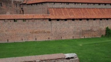 Malbork Cermen sırayla yüzey alanı tarafından dünyanın en büyük Kalesi kalesidir. Bir Ordensburg kale şeklinde Töton Şövalyeleri tarafından Marienburg, Prusya içinde inşa edilmiş.