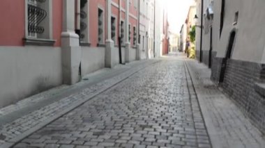 Poznan'daki eski sokak. Poznan (Posen), Polonya'nın batı-orta kesiminde, Büyük Polonya'da Warta nehri üzerinde yer alan bir şehirdir..
