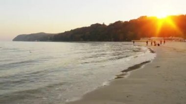 Gdynia, Polonya'daki plaj. Gdynia (Gdingen), Polonya'nın Kashubia ve Baltık Denizi'ndeki Gdansk Körfezi'nin limanı olan Pomeranian Voivodeship' de yer alan bir şehirdir. Gdynia Tricity conurbation bir parçasıdır (Trojmiasto).