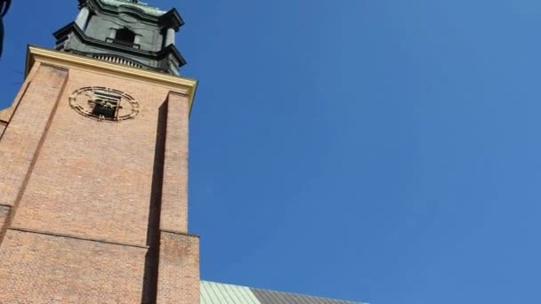 La basilique cathédrale Saint-Pierre-et-Saint-Paul de Poznan est l'une des plus anciennes églises de Pologne. Il se trouve sur l'île d'Ostrow Tumski au nord-est du centre-ville . — Video