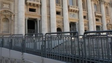 St. Peter kare doğrudan St. Peter's Bazilikası Vatikan Şehri, mahalle veya Borgo rione batısında doğrudan Roma içinde yerleşim Papa'nın önünde bulunan büyük bir plaza olduğunu.