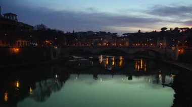 Ponte Vittorio Emanuele İtalya 'nın Tiber kentinde, Roma' nın tarihi merkezini Roma Pons Neronianus yakınlarındaki Rione Borgo ve Vatikan şehrine bağlayan köprü..