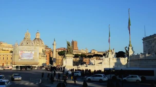 Piazza Venezia är navet i Rom, Italien. Ena sidan av torget är platsen för Italiens grav den okände soldatens i Altare della Patria, del av införande av monumentet Vittorio Emanuele Ii. — Stockvideo