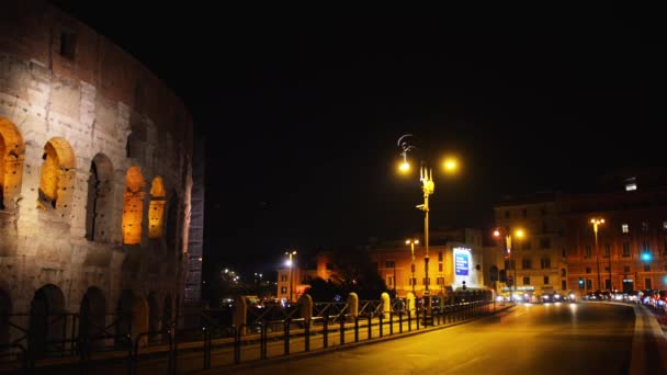 El Coliseo o Coliseo, también conocido como Anfiteatro Flavio, es un anfiteatro ovalado en el centro de la ciudad de Roma, Italia. Es el anfiteatro más grande. Coliseo está situado justo al este del Foro Romano . — Vídeo de stock