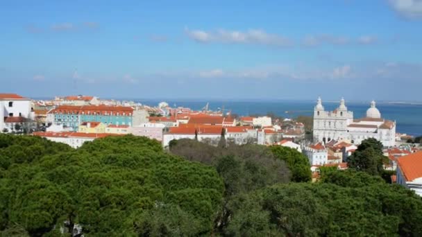 Kostel nebo klášter Sao Vicente de Fora (klášter ze St. Vincent mimo zdi) je 17. století kostela a kláštera v městě Lisabon, Portugalsko. Královský Panteon Braganzy panovníků. — Stock video