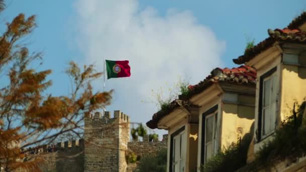 Sao Jorge-kastély a mór kastély, dombtetőn elhelyezkedő parancsoló a történelmi központjában, a portugál város a lisszaboni és a Tejo-folyóra. — Stock videók