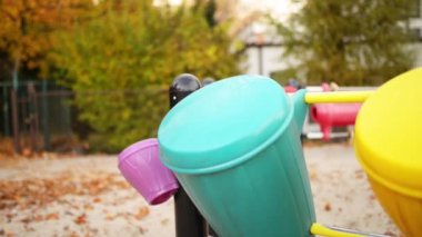 Küçük kız oyun sonbahar Şehir Parkı alanında oyuncak Davula vurma.