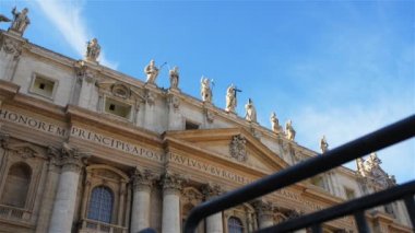 St. Peter kare doğrudan St. Peter's Bazilikası Vatikan Şehri, mahalle veya Borgo rione batısında doğrudan Roma içinde yerleşim Papa'nın önünde bulunan büyük bir plaza olduğunu.