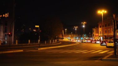 Colosseum veya Coliseum, olarak da bilinen Flavius amfitiyatro, oval bir amfiteatr merkezinde, Roma, İtalya olduğunu. Bu en büyük amfitiyatro var. Kolezyum sadece Roman Forum doğusunda yer alan.