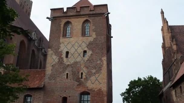 Замок Тевтонського ордену в місті Malbork є найбільшою фортеці Бургенланда в світі за площею. Він був побудований в Марієнбург, Пруссія тевтонських лицарів, у вигляді Ordensburg фортеця. — стокове відео