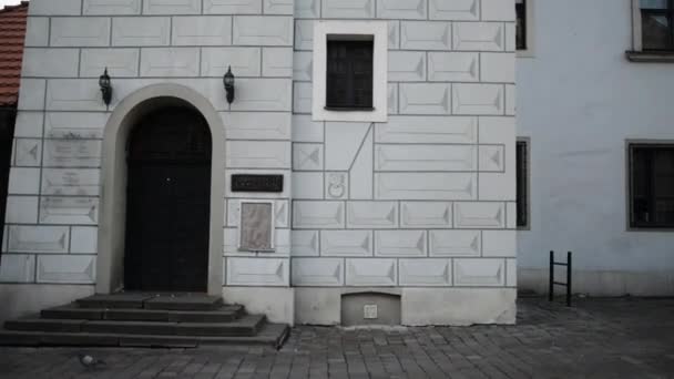 Poznan stadshuset eller Ratusz är historisk byggnad i Poznan i västra Polen, beläget i centrum av gamla torget. Det brukade fungera som lokala regeringens säte till 1939, och hyser nu museet. — Stockvideo