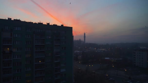 Світанок у житловому районі міста Краків, Польща. На тлі багатоповерхової будівлі. — стокове відео