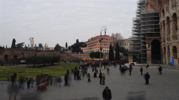 Tempo limite: Coliseu ou Coliseu, também conhecido como Anfiteatro Flaviano, é um anfiteatro oval no centro da cidade de Roma, Itália. Construído em betão e areia, é o maior anfiteatro . — Vídeo de Stock