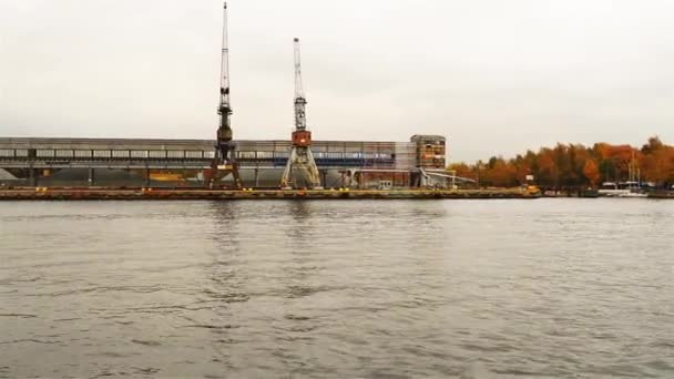 Le chantier naval de Gdansk est un grand chantier naval polonais, situé dans la ville de Gdansk, en Pologne. Solidarité y a été fondée en septembre 1980. Il est situé sur le côté gauche de Martwa Wisla et sur l'île d'Ostrow . — Video