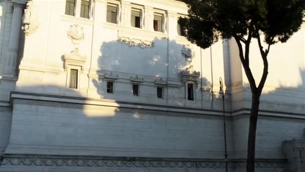 Altare della Patria, İtalya 'nın Roma kentinde bulunan birleşik İtalya' nın ilk kralı Victor Emmanuel 'in anısına inşa edilmiş bir anıttır. Piazza Venezia ve Capitoline Tepesi arasında yer alır.. — Stok video