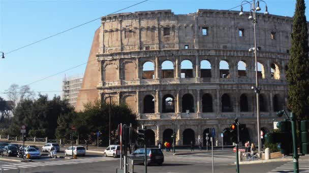 El Coliseo o Coliseo, también conocido como Anfiteatro Flavio, es un anfiteatro ovalado en el centro de la ciudad de Roma, Italia. Construido de hormigón y arena, es el anfiteatro más grande. — Vídeos de Stock