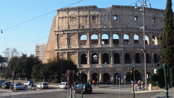 Le Colisée ou Colisée, aussi connu sous le nom d'Amphithéâtre Flavien, est un amphithéâtre ovale situé dans le centre de Rome, en Italie. Construit en béton et sable, c'est le plus grand amphithéâtre. — Video