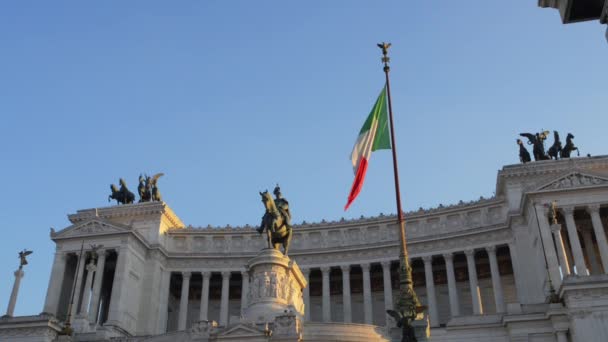 Altare della Patria) - монумент, збудований на честь Віктора Еммануїла, першого короля об'єднаної Італії, розташованої в Римі, Італія. Займає місце між П'яцца Венеція і Капітолійський пагорб.. — стокове відео