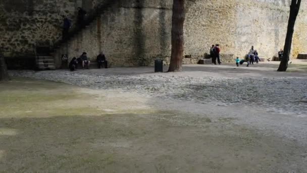 El Castillo de Sao Jorge es un castillo morisco que ocupa una colina con vistas al centro histórico de la ciudad portuguesa de Lisboa y el río Tajo. . — Vídeos de Stock