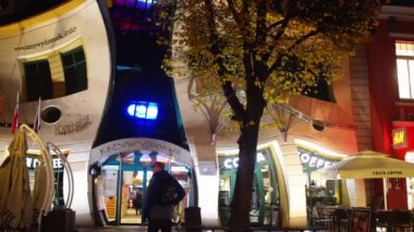 Sopot, Polonya - 29 Ekim 2015: Krzywy Domek (çarpık küçük ev) Sopot, Polonya'da alışılmadık şekilli bir binadır. Krzywy Domek 2004 yılında inşa edilmiştir.