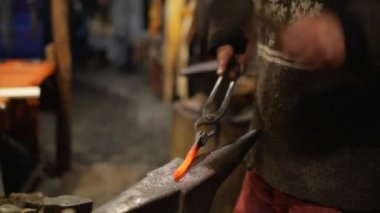 Krakow, Polonya - 4 Ocak 2016: Smith örs üzerinde bir kırmızı-sıcak bıçak vardır.