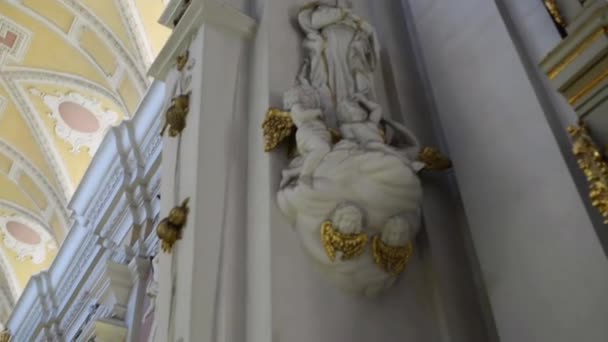 Poznan, Polen - 25 September 2015: De kerk van St. Francis Seraphic in Poznan, Polen meestal genoemd Bernardine kerk - barokke kerk en aangrenzende klooster liggen op straat Garbary 22. — Stockvideo