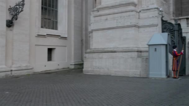 VATICAN CITY - JANUARY 24 2016: Swiss Guard posted at St. Peters Basilica, Vatican City.瑞士卫队的名称一般指罗马教廷教廷教廷教廷卫队. — 图库视频影像