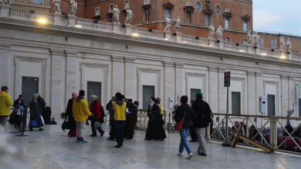 CIUDAD DEL VATICANO - 28 DE ENERO DE 2016: Plaza de San Pedro es una gran plaza situada directamente en frente de la Basílica de San Pedro, enclave papal dentro de Roma, directamente al oeste del barrio o rione de Borgo . — Vídeos de Stock