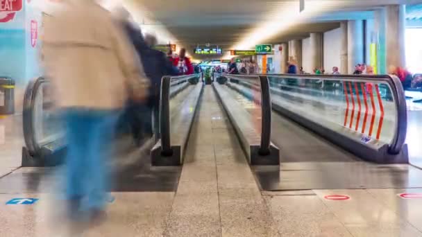 パルマ・デ・マヨルカ空港 - 4月 28 2016: カンパスティーラの村に隣接するスペインの国際空港です。また、ソンサンサンジョアン空港として知られています。タイムラプス . — ストック動画