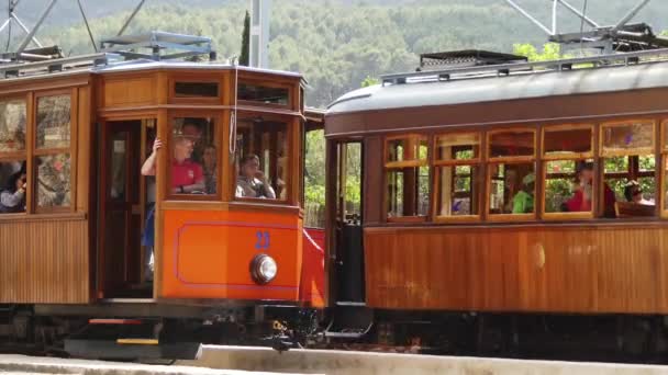 Soller, Majorka-Kwiecień 4 2016: tramwaj do Soller w Port de Soller. Port de Soller-miejscowość i port w Hiszpanii, w archipelagu Balearów, w prowincji Majorka. — Wideo stockowe