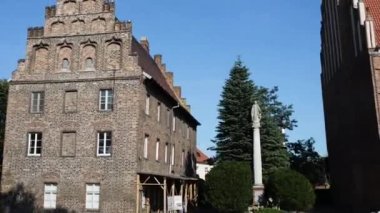 St Mary Gotik Kilisesi ve Katedral Adası Poznan Meryem Immaculate heykeli, birlikte saray kalıntıları ile. Poznan (Posen), Polonya'nın batısında, Warta nehri üzerinde yer alan bir şehirdir..