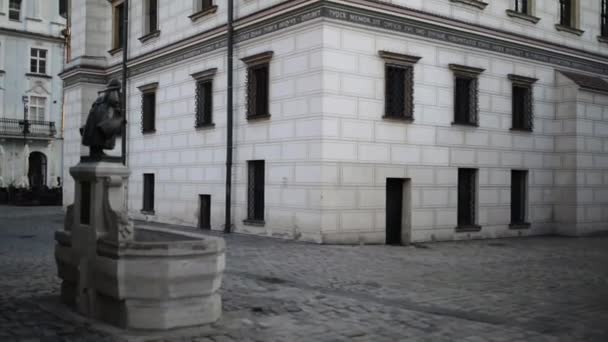 Poznan Town Hall or Ratusz is historic building in Poznan in western Poland, located in centre of Old Market Square. It used to serve as Seat of local government until 1939, and now houses museum. — Stock Video