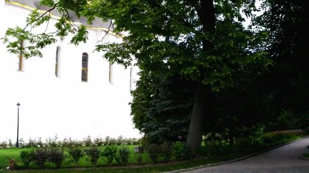 Mariä-Himmelfahrtskathedrale (1559 - 1585) in der heiligen Dreifaltigkeitskirche Sergius Lavra in sergiev posad, Russland. Die Dreifaltigkeitslavra des hl. Sergius ist ein russisches Kloster der russisch-orthodoxen Kirche. sergiev posad, russland. — Stockvideo